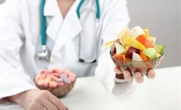 Nutrizionista con macedonia di frutta