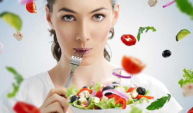 Donna con insalata sulla dieta mediterranea