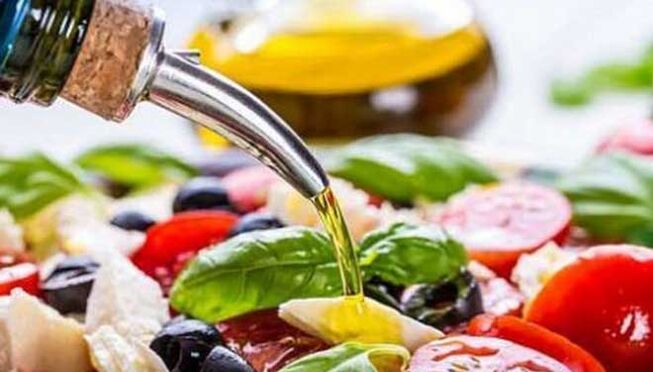 Insalata di verdure con olio vegetale, piatto della dieta mediterranea